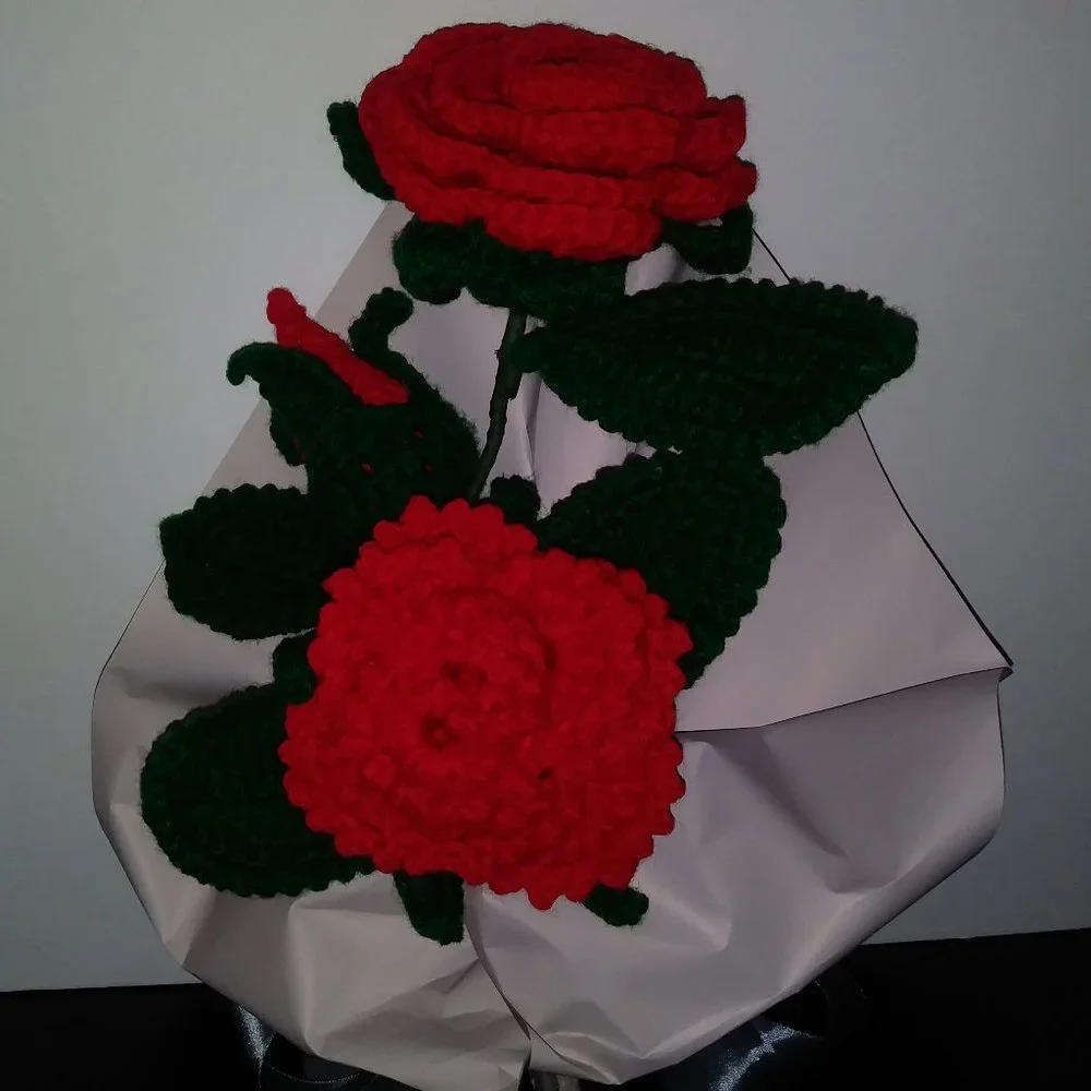 Bouquet of 3 handmade crochet roses in red.